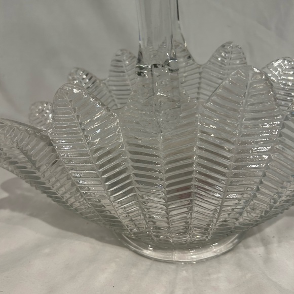Vintage L E Smith fern feather large glass basket, cottage